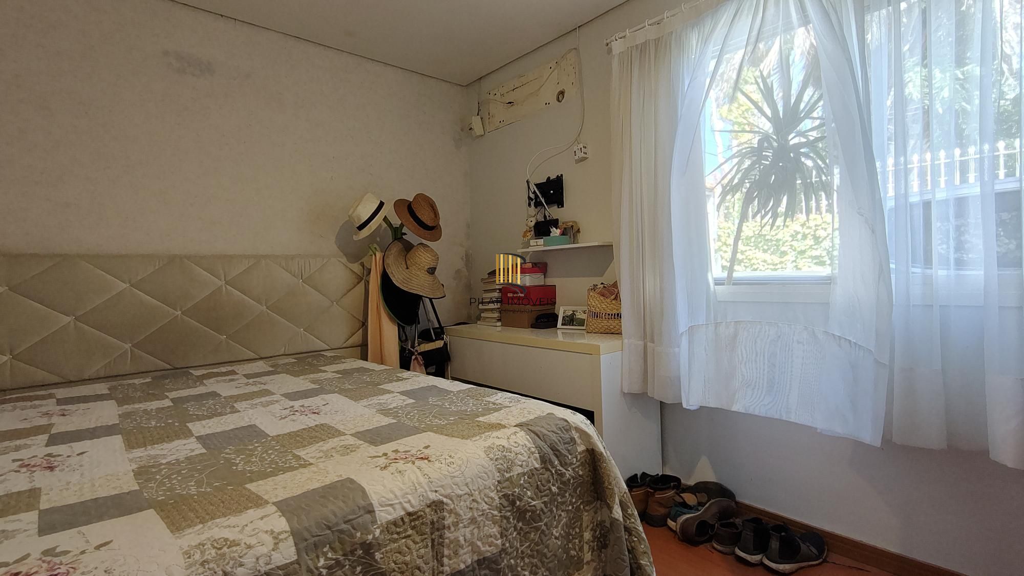 Casa térrea, 2 dormitórios, 1 suíte e 2 vagas no bairro Aberta dos Morros.