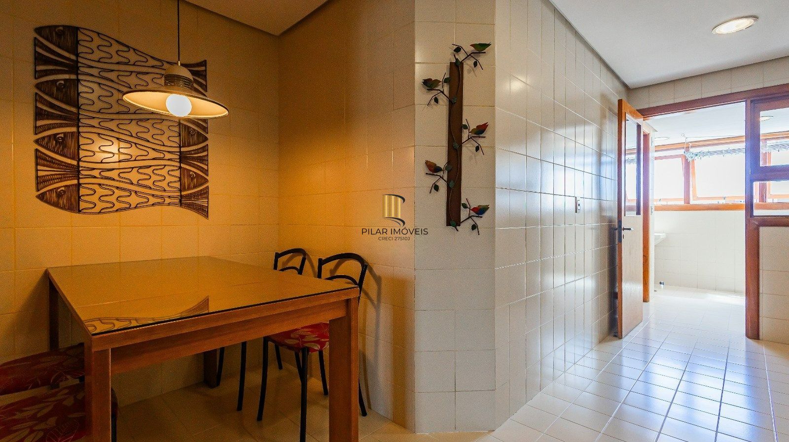 Apartamento com três quartos e três vagas, no bairro Bela Vista
