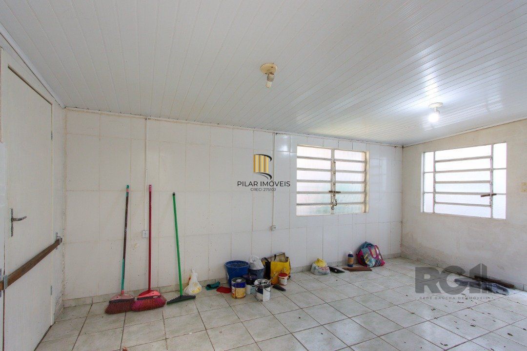 Casa com 109m² de área privativa, possui 02 dormitórios, living para 2 ambientes, cozinha, 2 banheiros