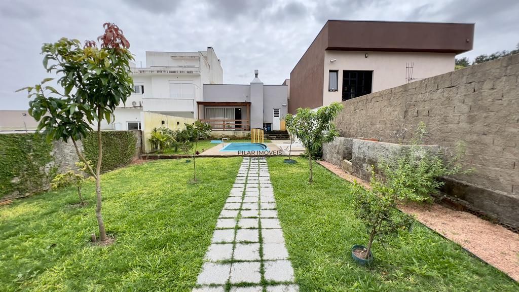 Casa térrea com piscina  no Guarujá