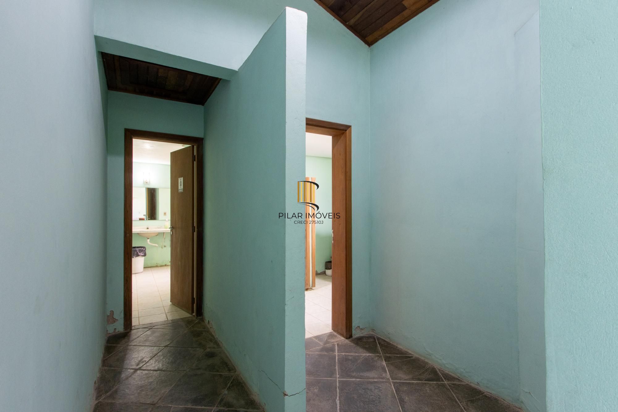 Terreno com edificações para múltiplos negócios lucrativos.