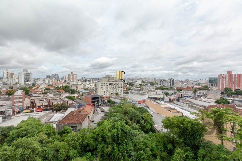 Apartamento andar alto que possui 2 dormitórios, sendo 1 súite, living para 2 ambientes, cozinha mobiliada, banheiro auxiliar