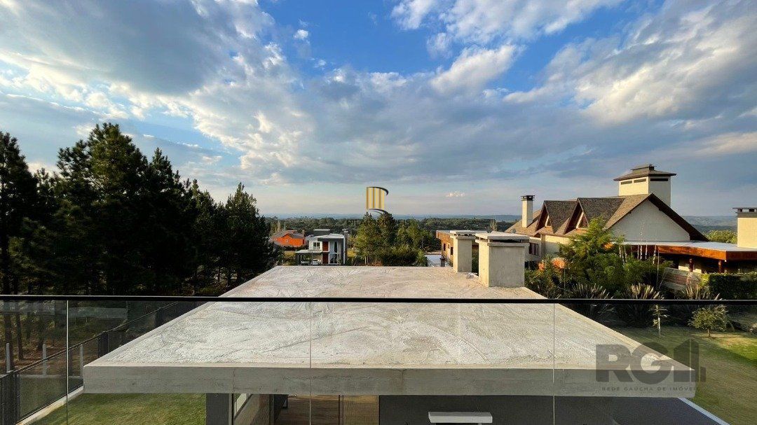 Linda Casa Ampla com 3 Suítes Construída Recentemente em Condomínio no Bairro Nobre de Gramado