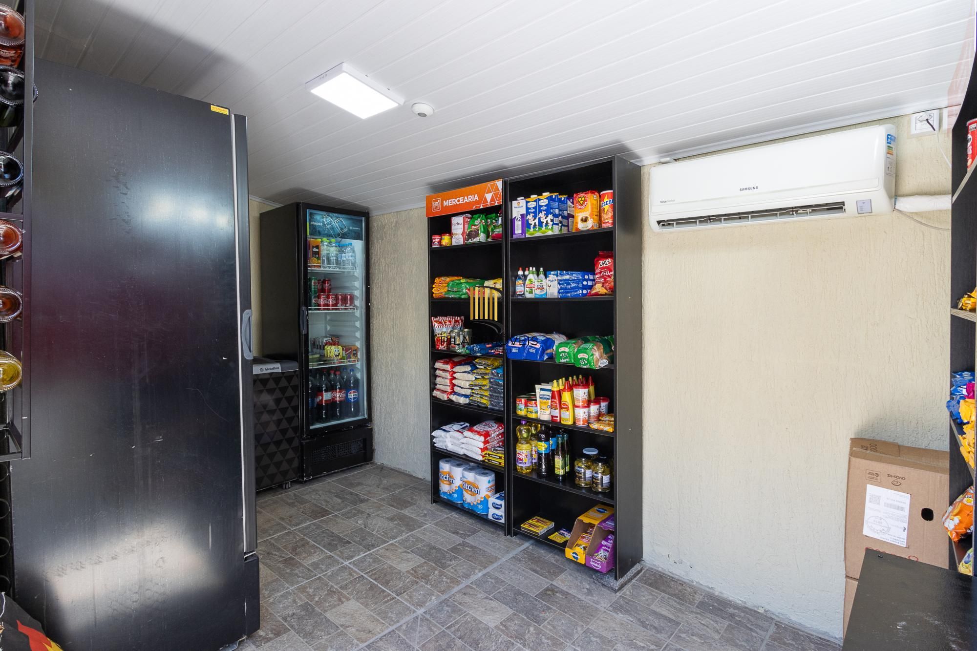 Casa de condomínio, de 3 dormitórios, 1 suíte e 2 vagas de garagem.