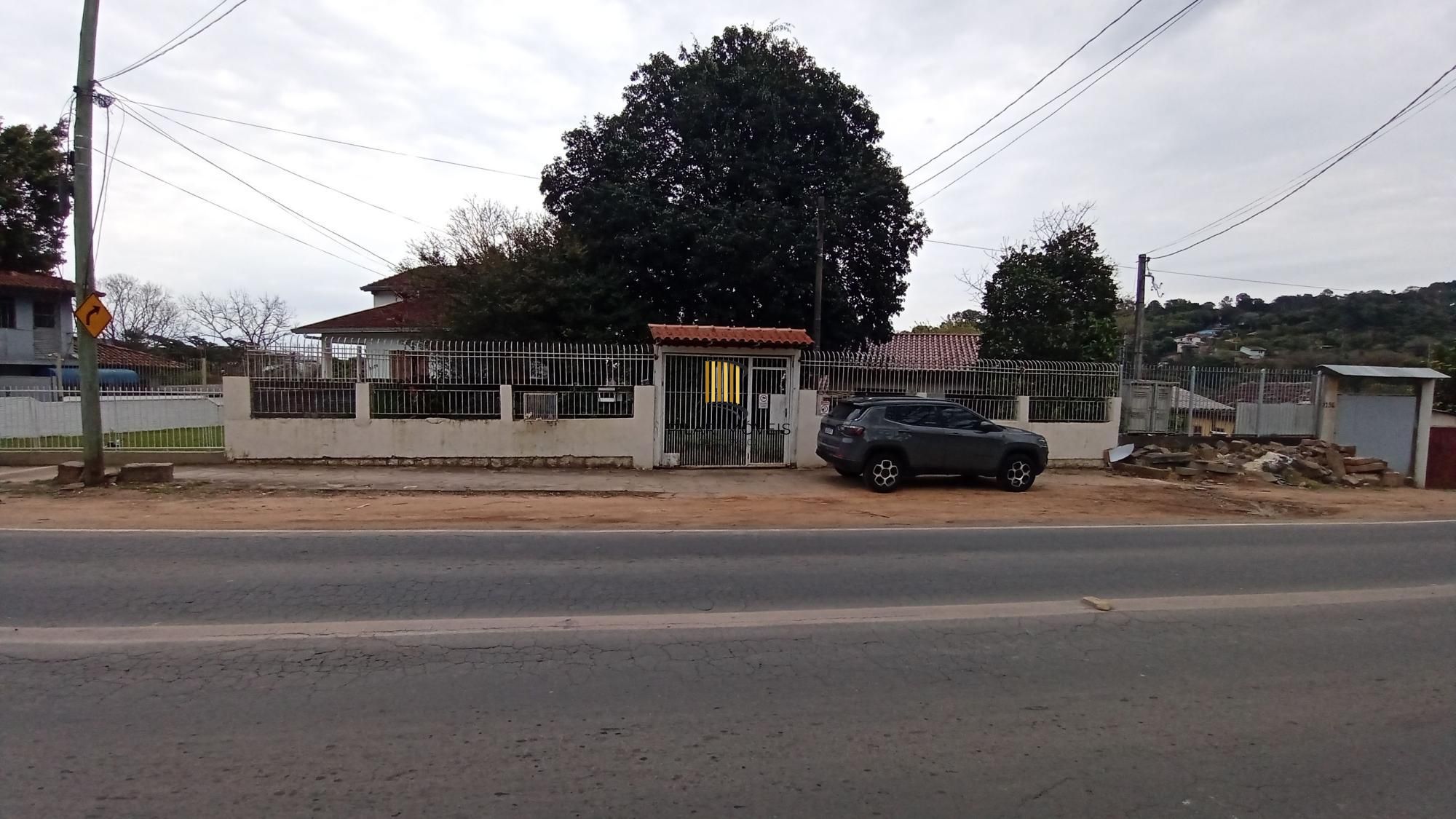 Sossego e natureza em Porto Alegre: 3 quartos, piscina e quase 2000m² de área