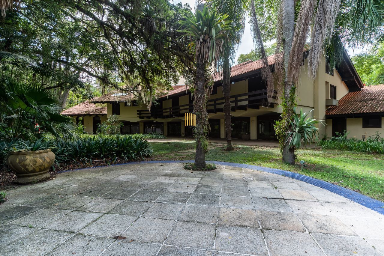 Casa à venda com1981m², 13 dormitórios, 4 suítes, 30 vagas, terreno de 1,2 hectares, no bairro Pedra Redonda em Porto Alegre