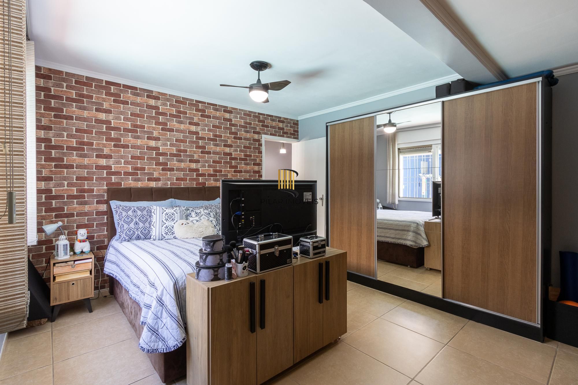 Casa de alvenaria, 4 dormitórios, 2 suítes, bairro Cristal.