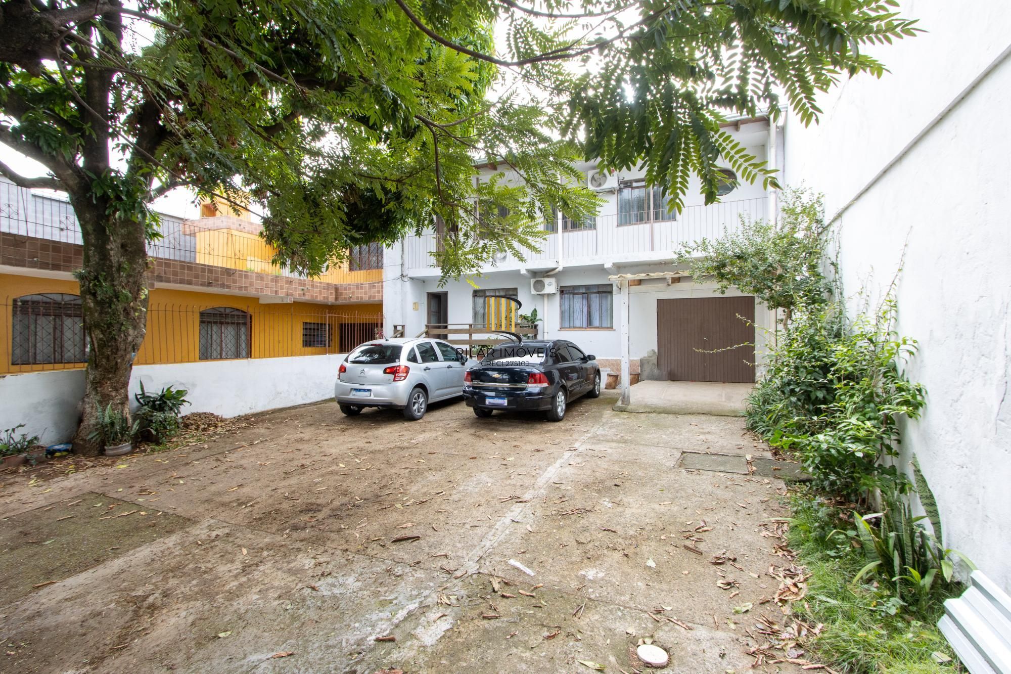 Casa ampla de 2 pavimentos com 4 dormitórios, 1 suite e 4 vagas no bairro Santa Tereza!