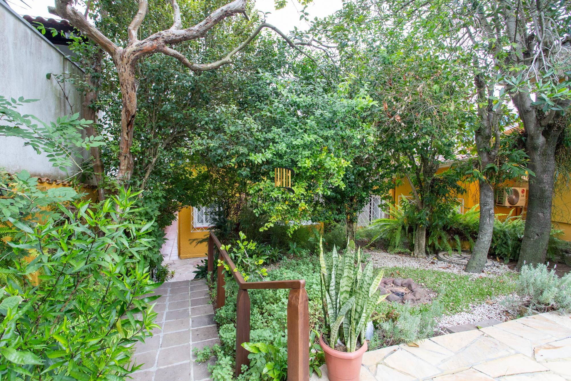 Casa 5 dormitórios no bairro Vila Assunção