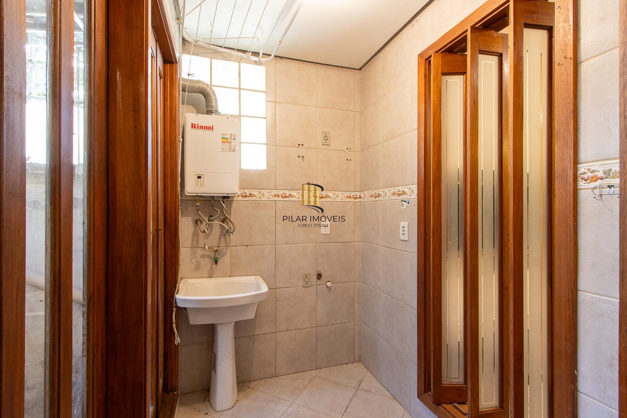 Casa 3 dormitórios, 1 suíte, 2 vagas - Bairro Camaquã