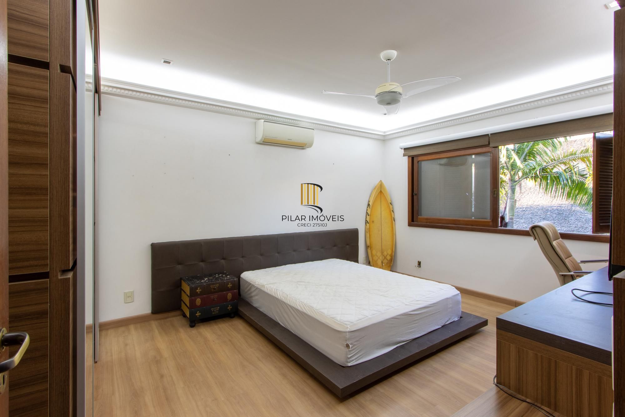 Excelente Casa em Condominio Fechado com 440,60m Dormitórios, sendo 2 Suítess