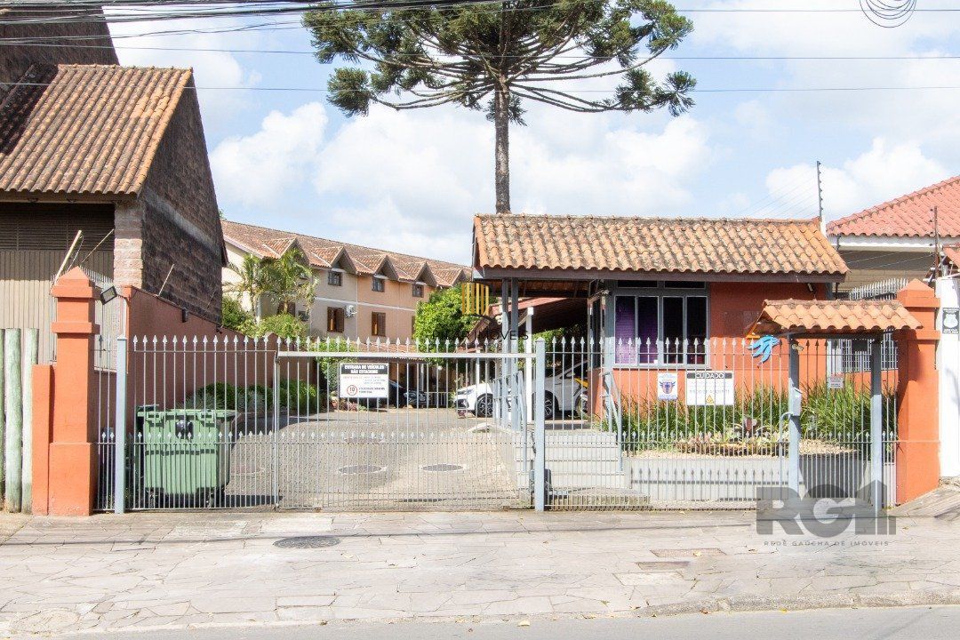 Casa de Condomínio 3 dormitórios no bairro Camaquã