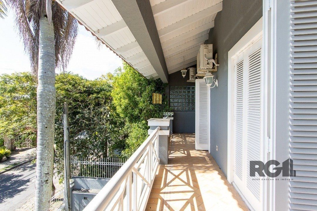 BELO SOBRADO, 3 QUARTOS, 1 SUITE, PISCINA, 320m² PRIVATIVOS - TRISTEZA