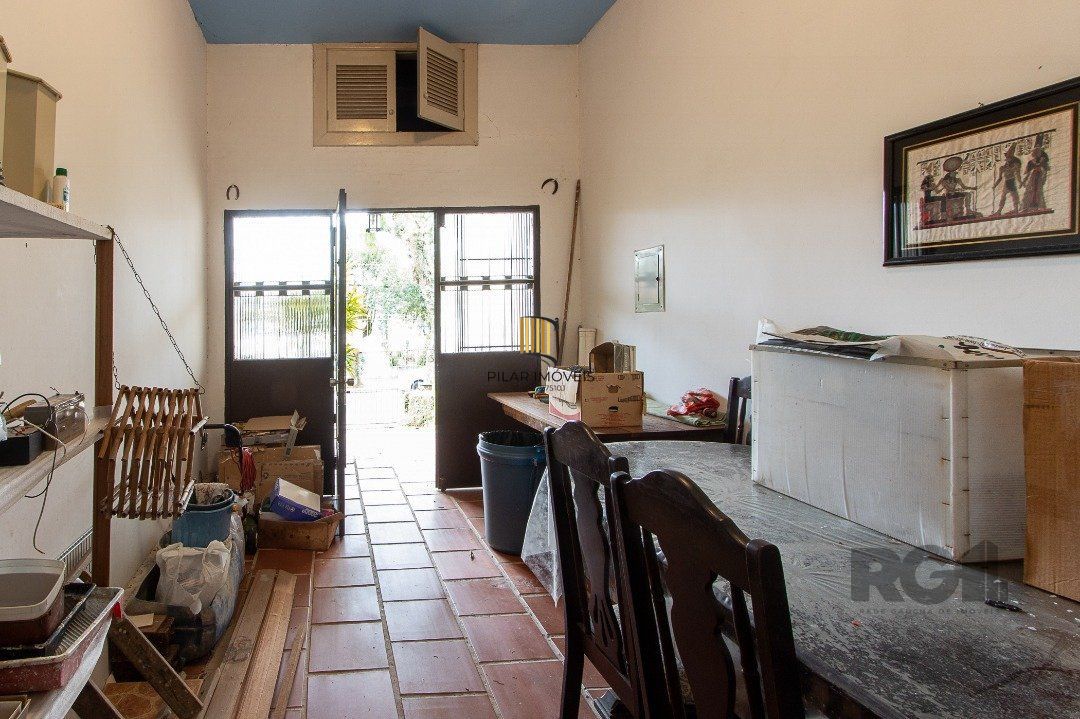 Casa térrea, 2 quartos, 2 vagas, edicula com 1 quarto e um banheiro - Bairro Tristeza