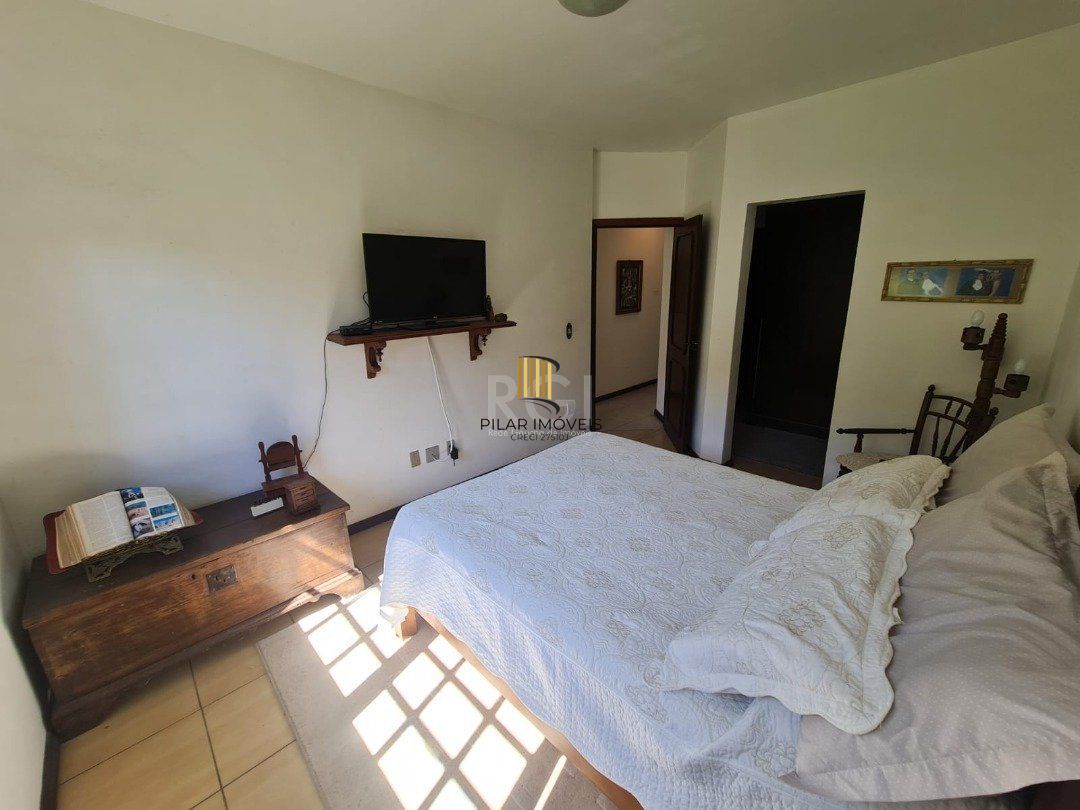 Casa em lindo terreno alto ao nível da rua medindo 10 × 32 onde consta uma residência térrea com 136m2 de área privativa,