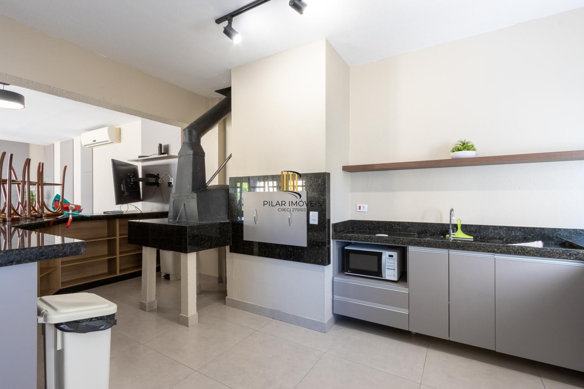 Cobertura de 3 dormitórios, 1 suíte e duas vagas de garagem no bairro Cristal.