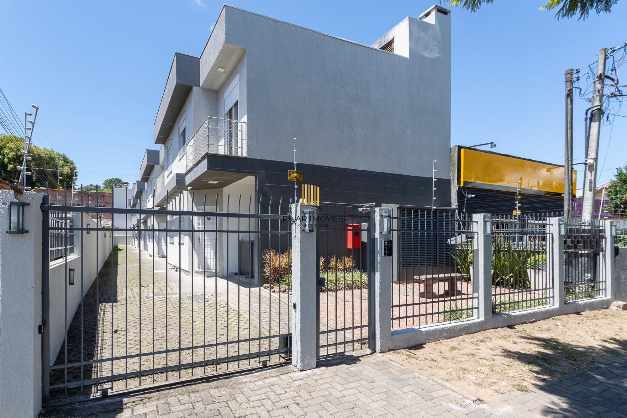 Linda  Casa em condomínio , localizada no bairro TRISTEZA, Zona Sul de PORTO ALEGRE..