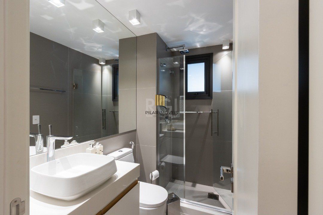Apartamento mobiliado, com cerca de 256,42m² privativos e com 3 suítes,