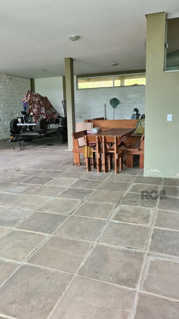 Casa de alvenaria, com 3 dormitórios, 1 suíte, living, cozinha, lavanderia, churrasqueira, banheiro social, pátio e 4 vagas de garagem.