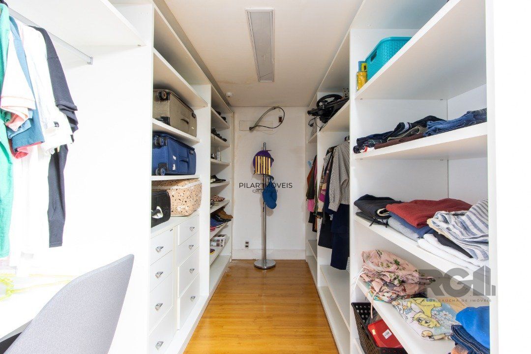 Casa em condominio . com 6 suites, sendo 3 suítes master com closet e hidro.