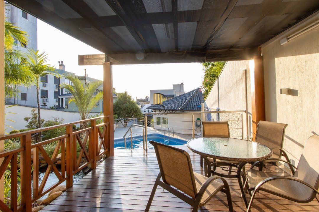Casa com 5 suites com area privativa 714,00
