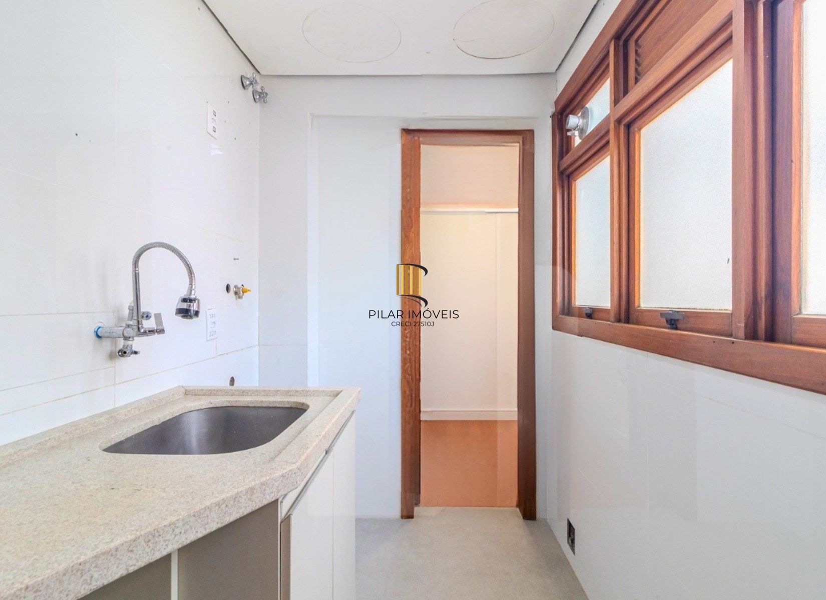 Apartamento com 114.02m², 3 dorm, Petrópolis com lareira e churrasqueira