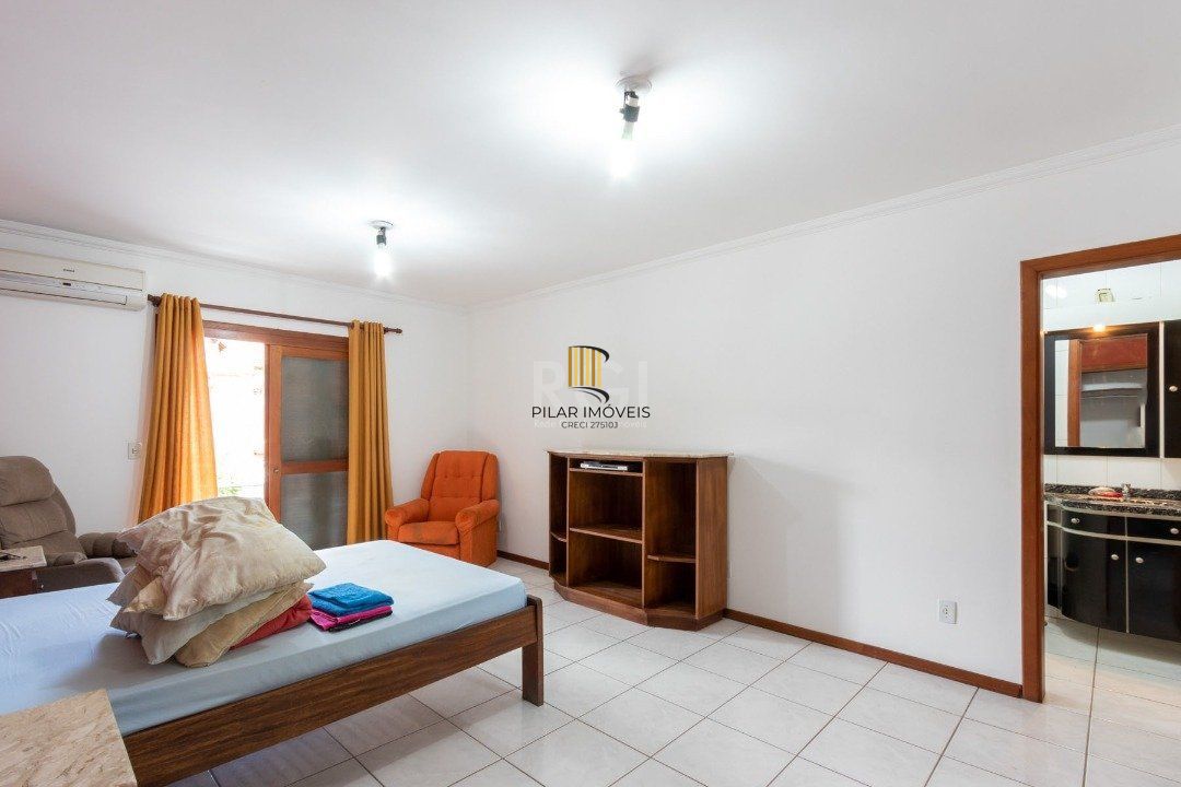 Casa para Venda - 247m², 3 dormitórios, sendo 1 suites, 4 vagas - Vila Nova