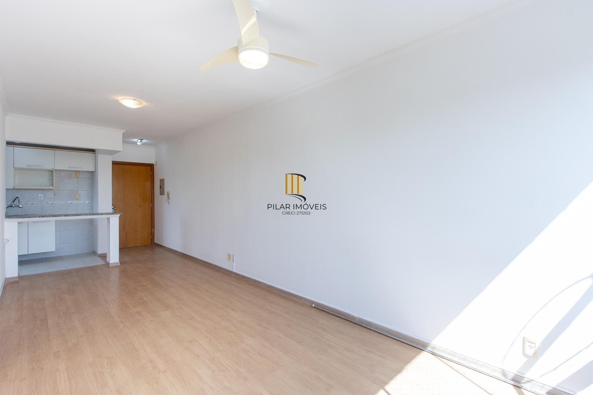 Apartamento de 3 dormitórios, 1 banheiro e uma vaga de garagem.