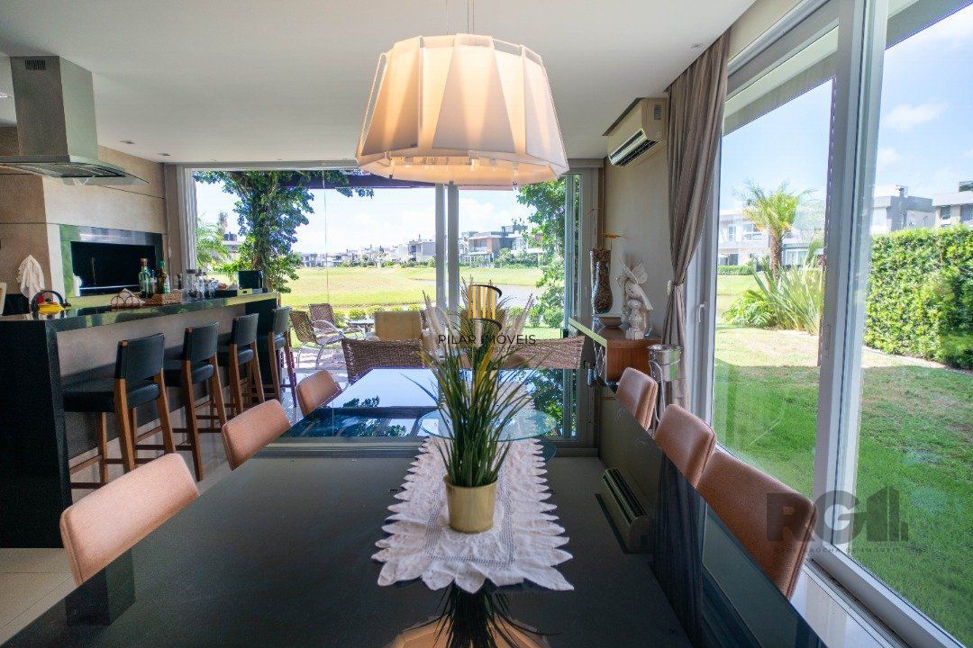 Oportunidade Única! Casa em Condomínio à Beira do Lago com 4 Suítes, sendo uma Térrea e uma Suíte Master Espetacular!