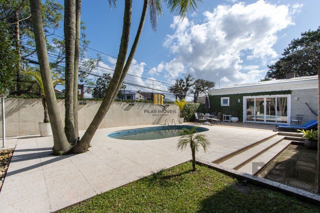 Casa a venda no bairro Guarujá com 4 dormitórios, piscina e salão de festas