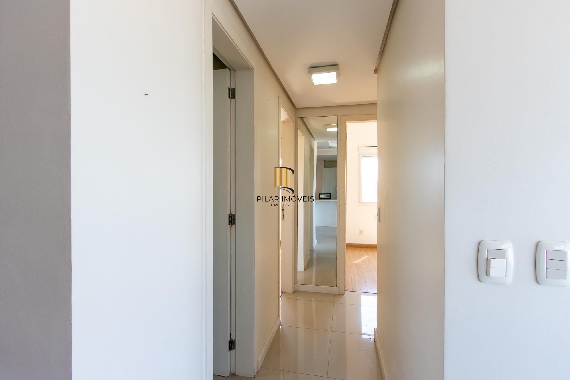 Cobertura de 3 dormitórios, 1 suíte e duas vagas de garagem no bairro Cristal.