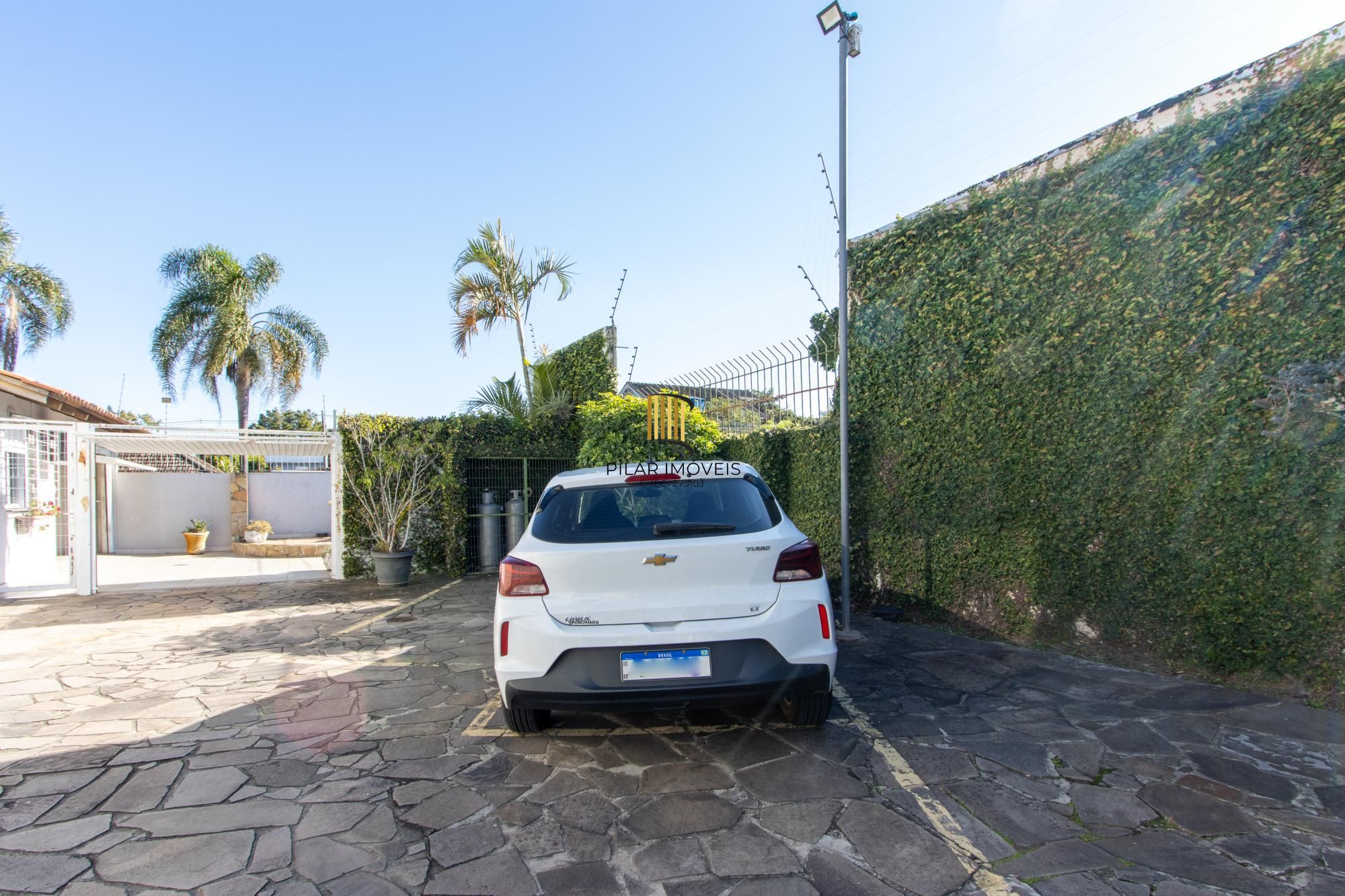 CASA EM CONDOMÍNIO NO BAIRRO IPANEMA — 4 DORMITÓRIOS (2 SUÍTES) — 2 VAGAS