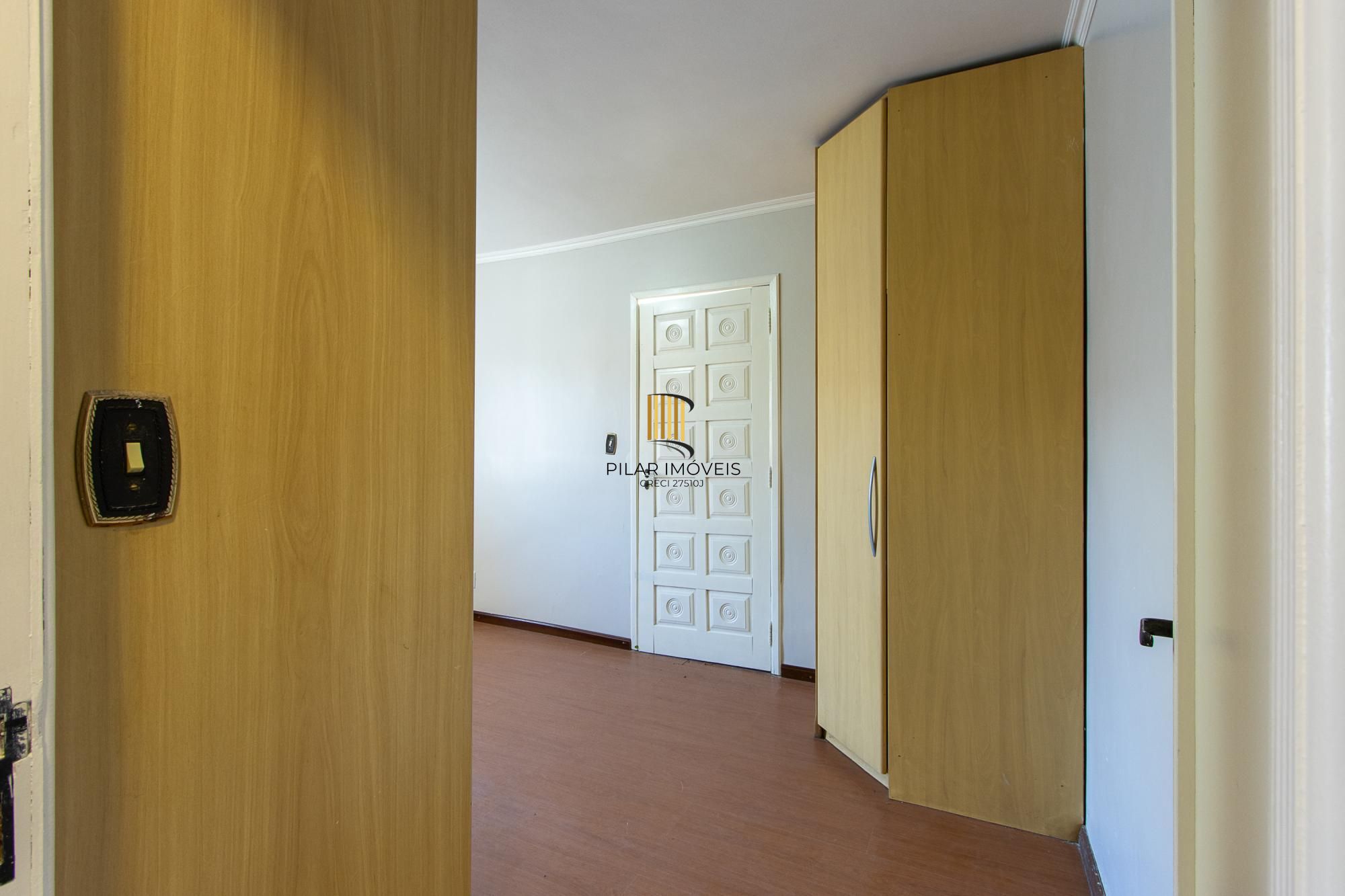 Casa de alvenaria, com 3 quartos, 1 suíte e 3 vagas de garagem.