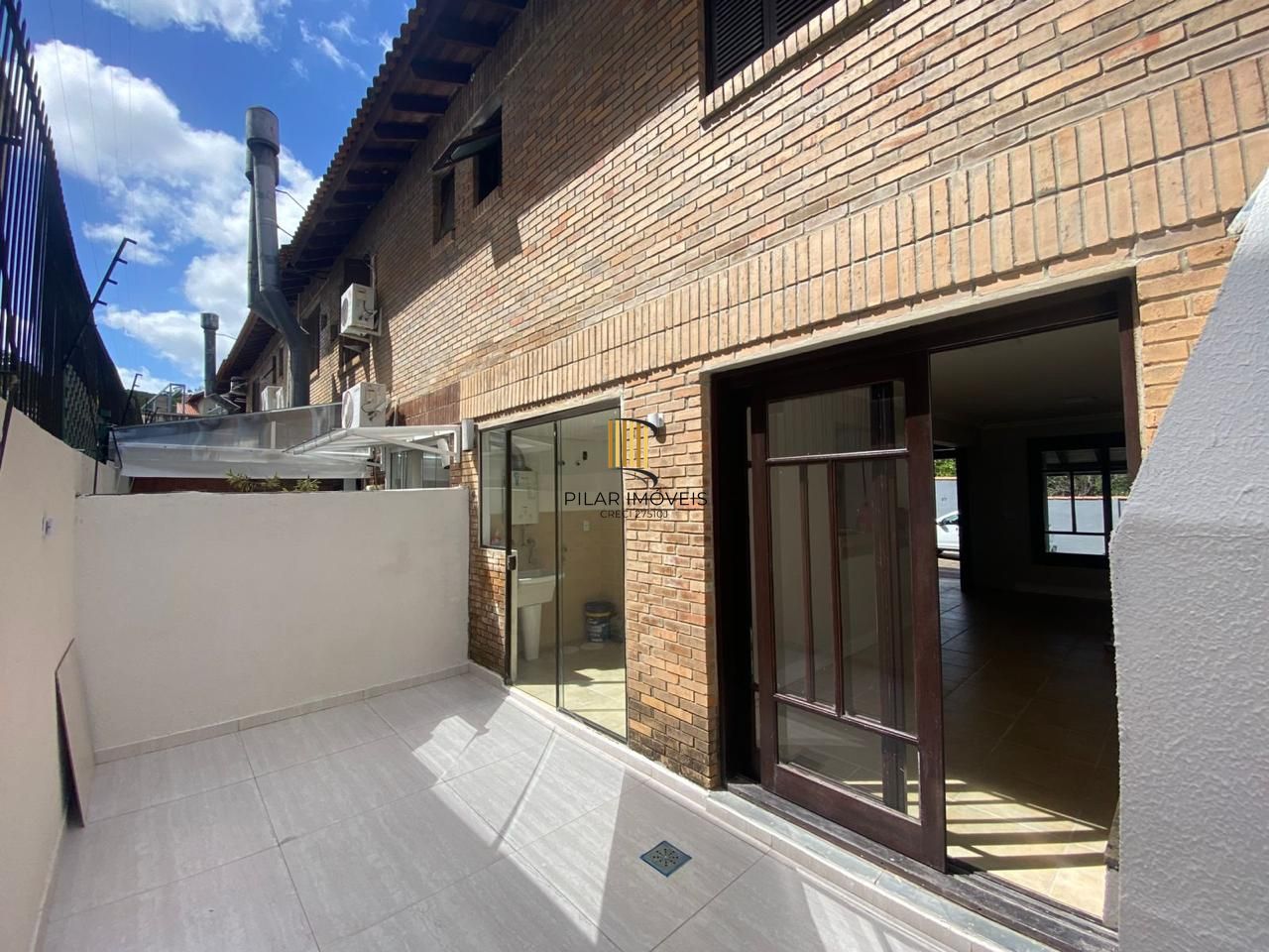 Casa 3 dormitórios, sendo 1 suíte, 2 vagas de garragem - bairro Ipanema