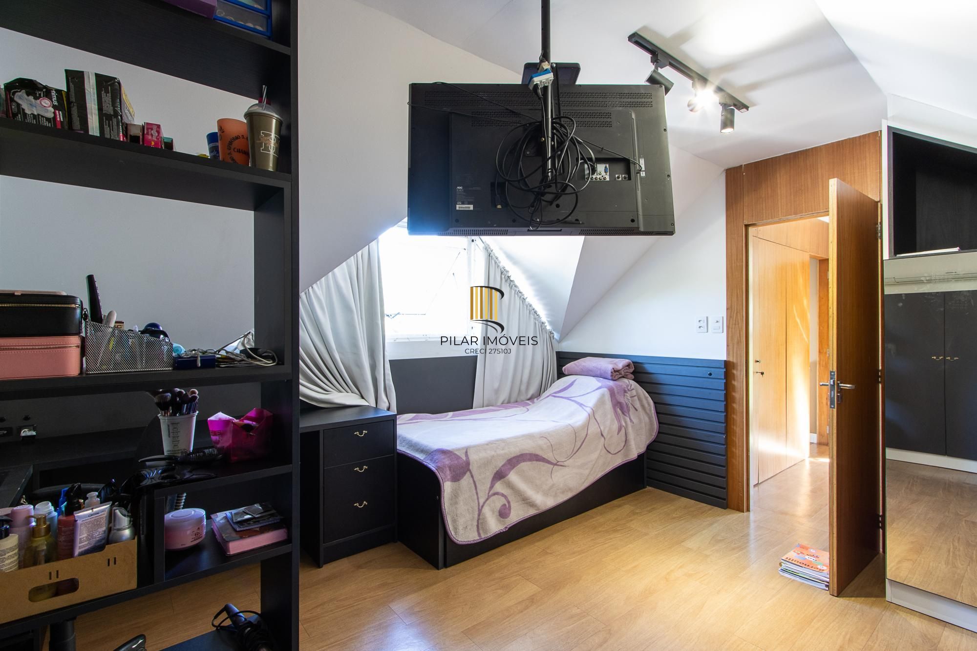 Casa condomínio | 3 dormitórios | 1 Suíte | 240,82 Privativos | 2 Vagas | Bairro Teresópolis