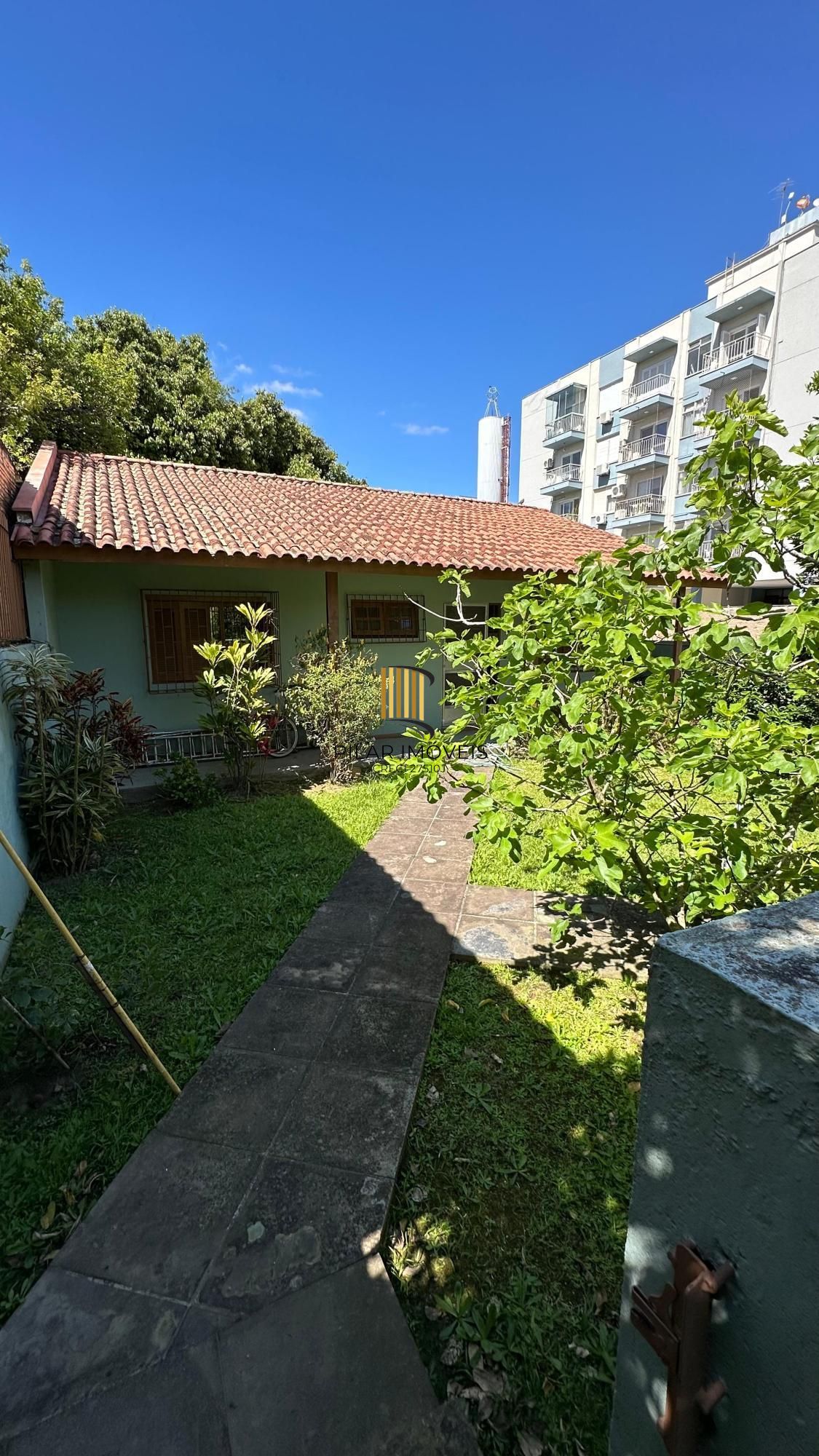 Casa com 4 dormitórios no Bairro Tristeza, com churrasqueira, lareia e vaga de garagem.