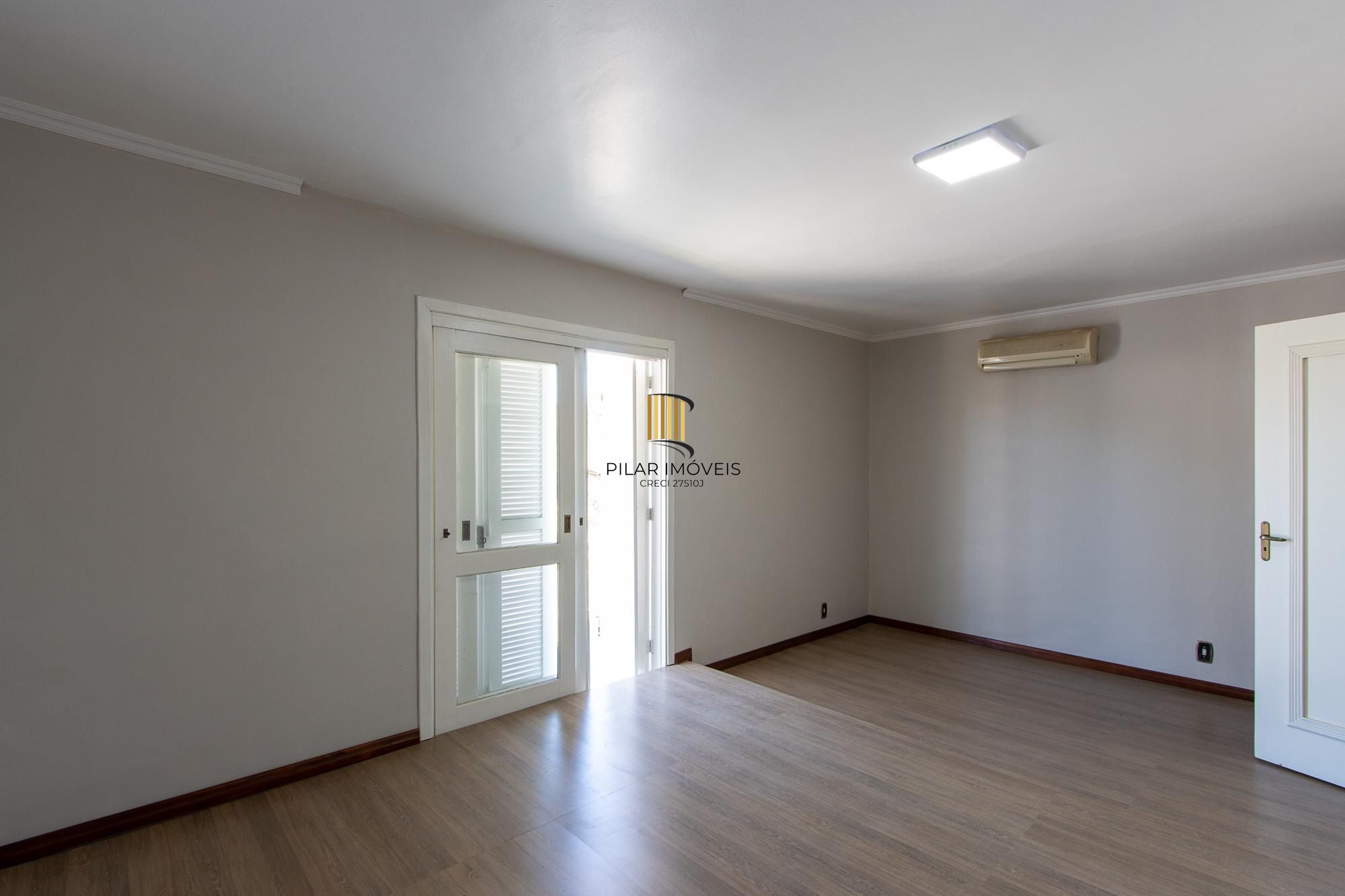 Casa de alvenaria, com 3 quartos, 1 suíte e 3 vagas de garagem.