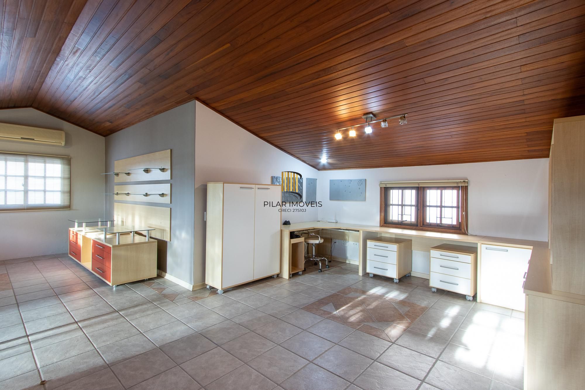 Excelente casa de 3 dormitórios, 1 suíte, pátio, piscina e vaga para 2 carros cobertas.