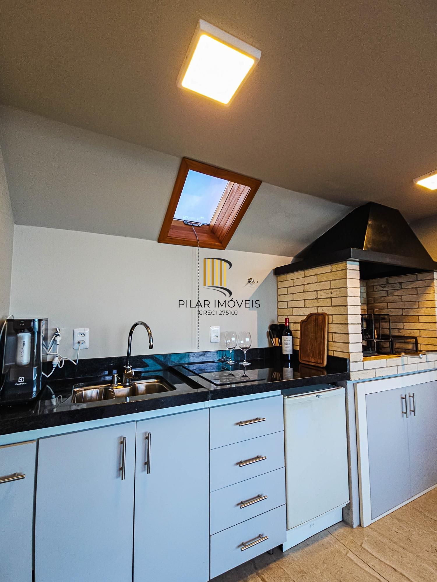 Casa na Vila Conceição, 3 dormitórios, 1 suíte, churrasqueira, lareira, 4 vagas, piscina aquecida e vista perene para o Rio.