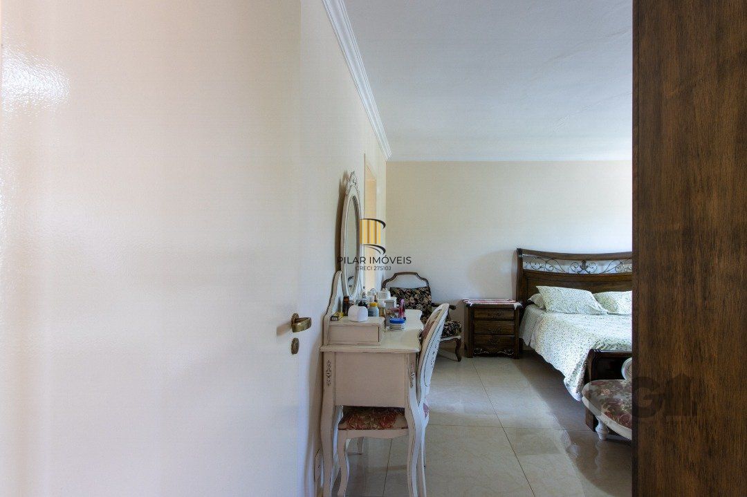 Casa com 452m² de área construída, 02 suítes, banheira de hidro, closet, 02 banheiros sociais, 03 living com 02 ambientes, 02 lareiras