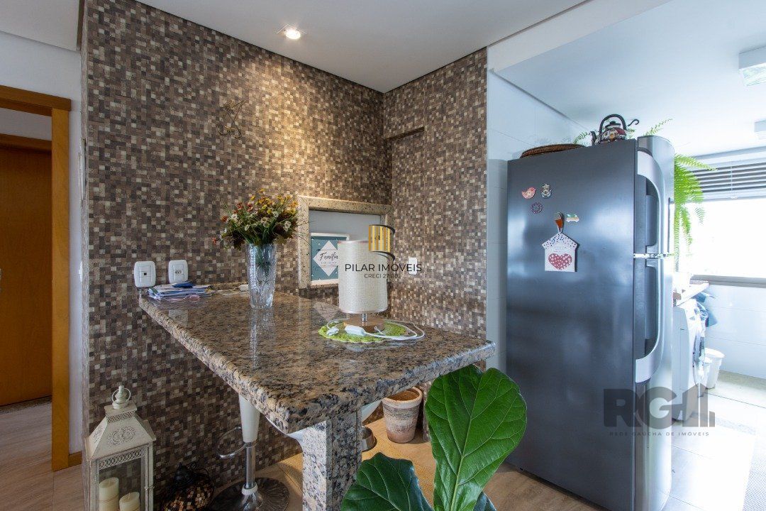Apartamento possui 3 dormitórios, sendo 1 suíte, semi-mobiliado, com 107,27m² de área privativa, living para 2 ambientes, espaço gourmet com churrasqueira, cozinha com área de serviço; 2 vagas simples de garagem