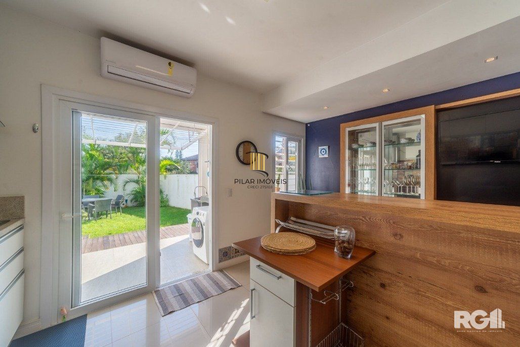 Casa, totalmente mobiliada, 3 dormitórios, 1 uma suíte com closet e sacada
