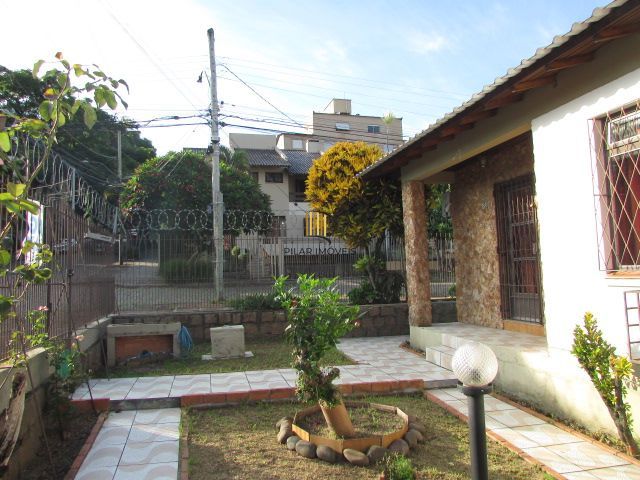 Casa térrea, com 3 dormitórios, 1 suíte, no bairro Nonoai.