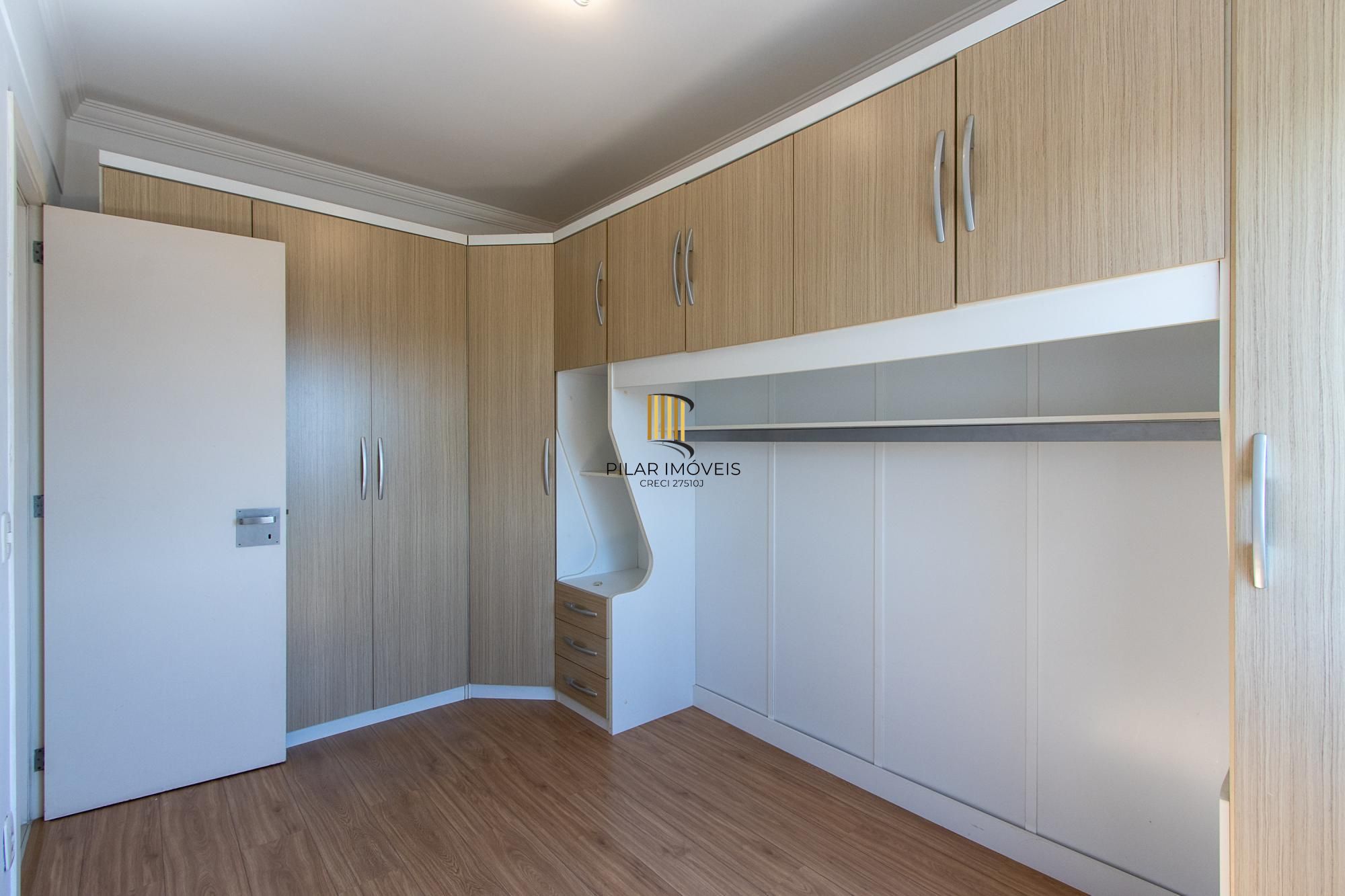 Cobertura de 3 dormitórios, 1 suíte e duas vagas de garagem no bairro Cristal.