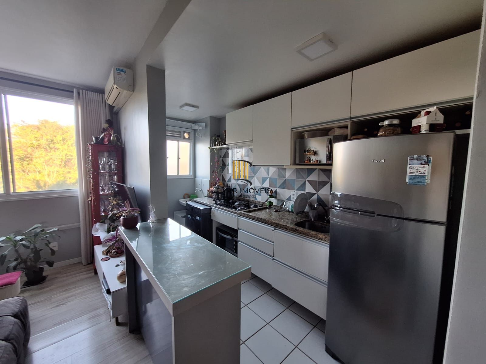 Apartamento de 2 quartos, cozinha planejada e 1 vaga escriturada.