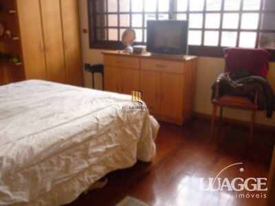 casa com 4 dormitórios, sendo uma suíte , e 530 area privativa