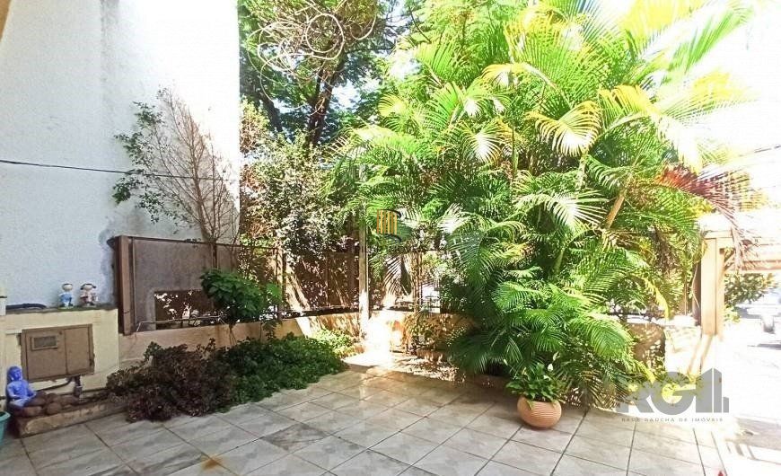 Sobrado 5 dormitórios, 4 suites, pátio, piscina, 1 vaga - Bairro Menino Deus