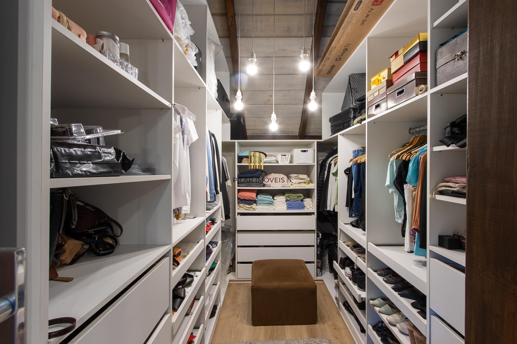 Casa 4 suites no Terra Ville, com home office, estar íntimo, 4 vagas e piscina.