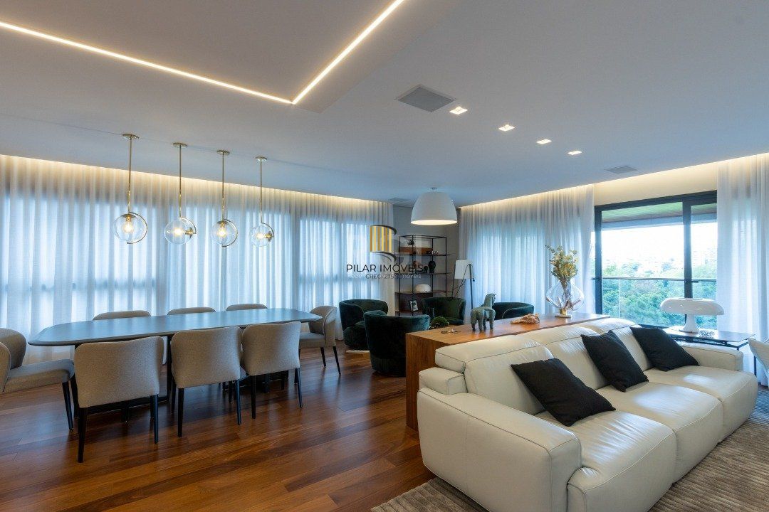 Apartamento mobiliado, com cerca de 256,42m² privativos e com 3 suítes,
