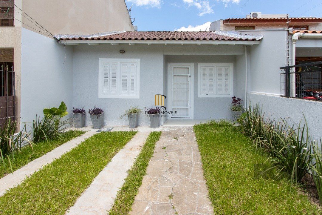 Casa  no Bairro Hípica, 100% reformada, 2 dormitórios, 1 vaga de garagem.